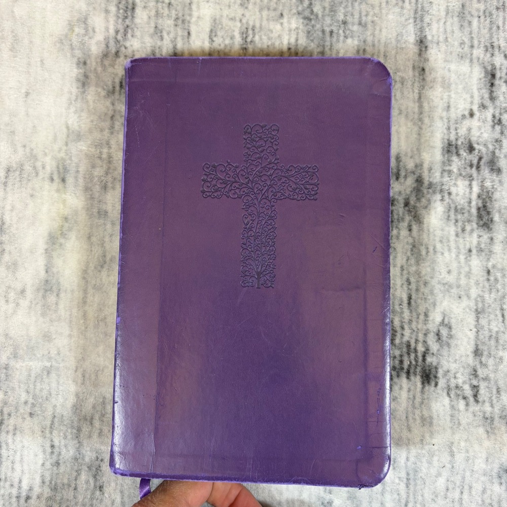 Thomas Nelson NKJV Holy Bible Giant Print Purple Cross Red Letter 9780718025533